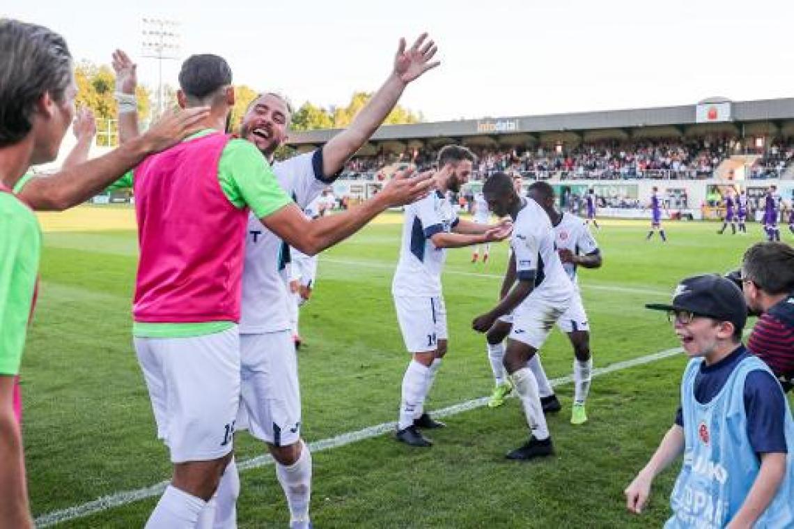 Proximus League - Promovendus Virton wint makkelijk van Beerschot en komt voor het eerst aan de leiding