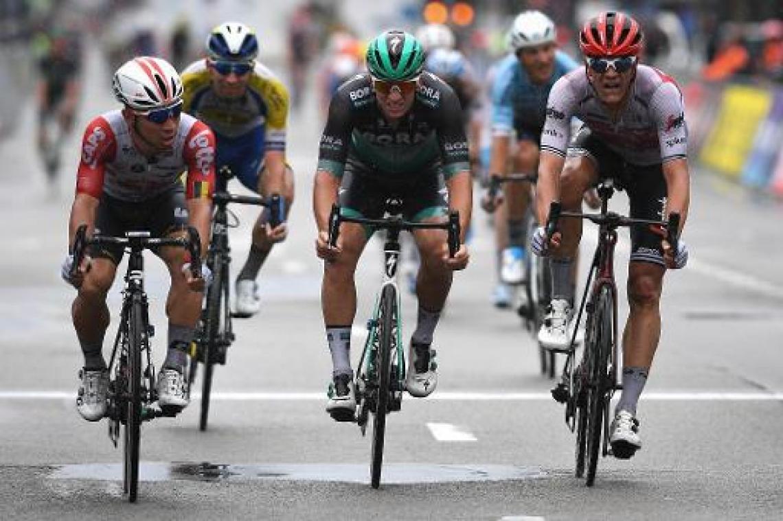 Pascal Ackermann wint in massasprint