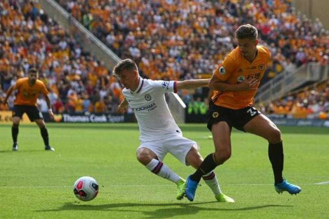 Belgen in het buitenland - Tienkoppig Wolverhampton wist own goal van Dendoncker op de valreep uit