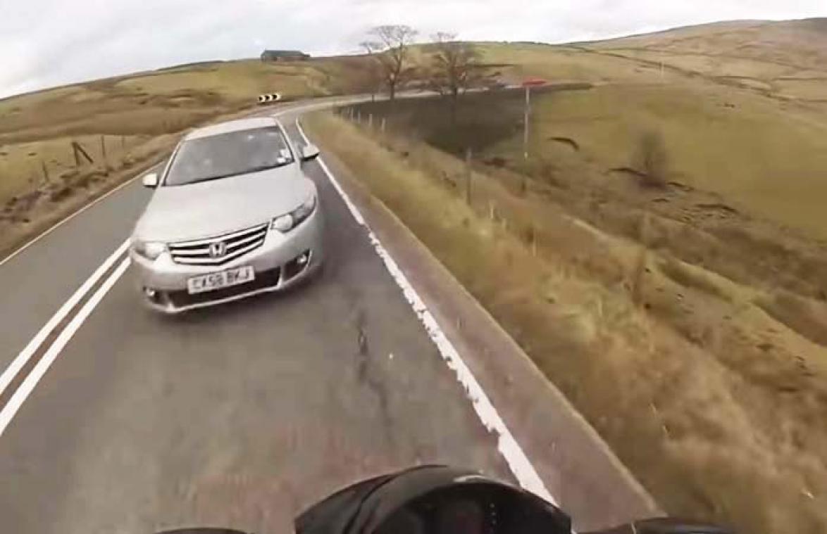 VIDEO. Motorrijder ziet tegenligger niet aankomen en vliegt van heuvel af