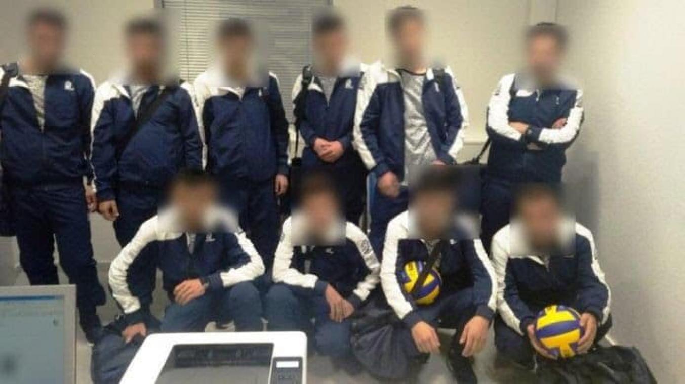 BIZAR. Syrische vluchtelingen vermommen zich als Oekraïens volleybalteam