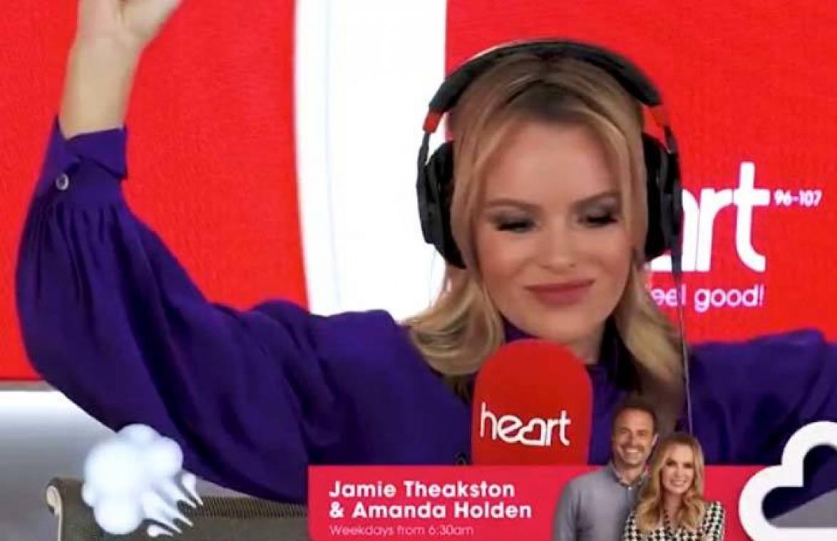 VIDEO. Hilarisch! Amanda Holden laat scheet tijdens radio-uitzending