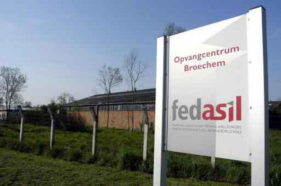 Vijftien bestuurlijke aanhoudingen na massale vechtpartij in asielcentrum van Broechem