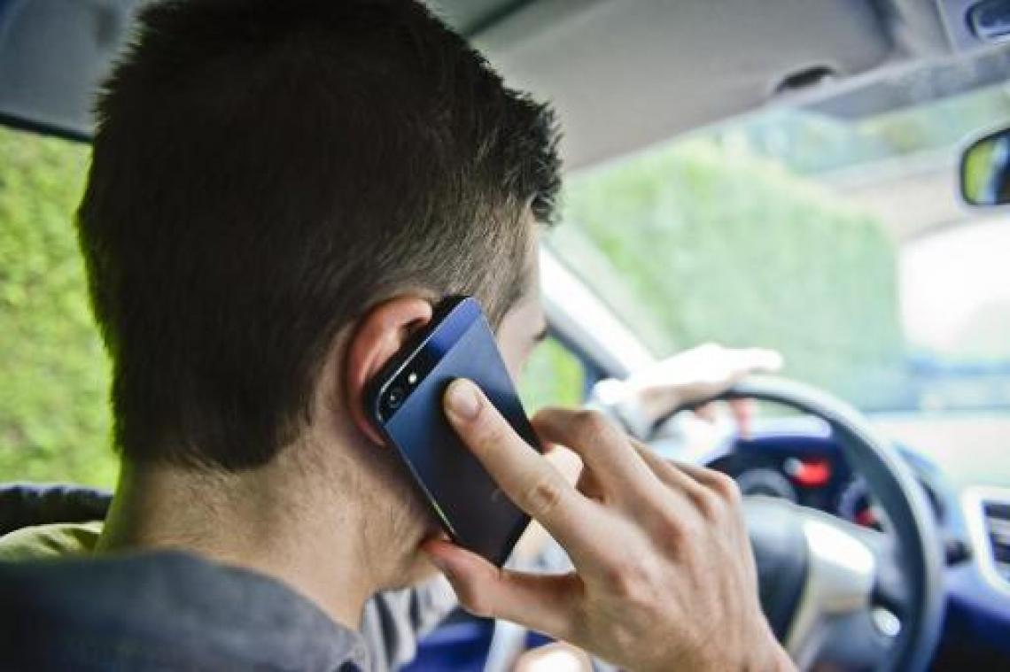 Bellen achter het stuur? In Limburg minste kans op een boete