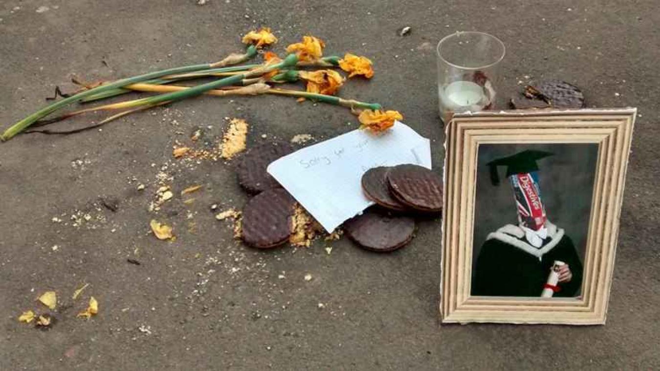 Britten bouwen altaar voor gevallen koekjes