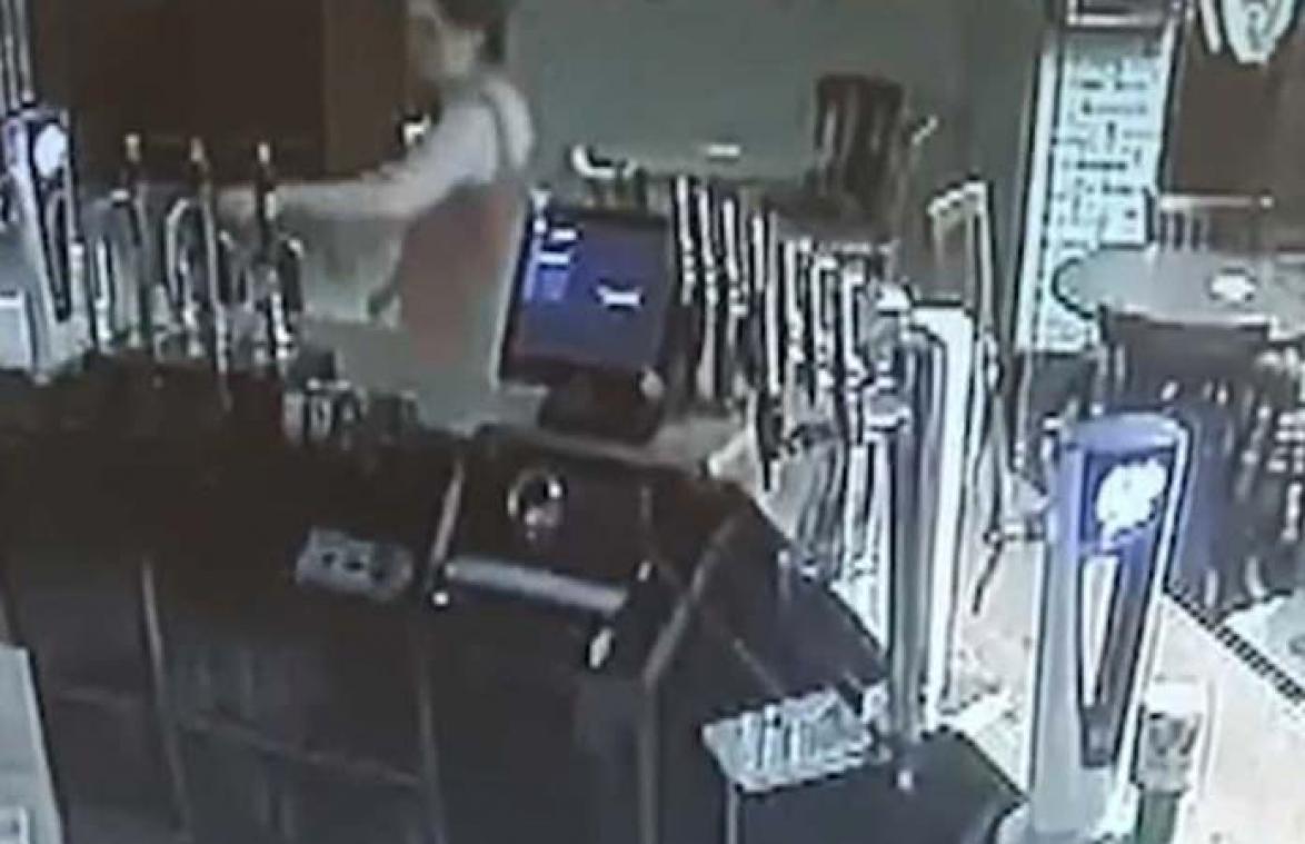 VIDEO. Griezelig! Camera in café filmt hoe glas op onverklaarbare wijze omvalt