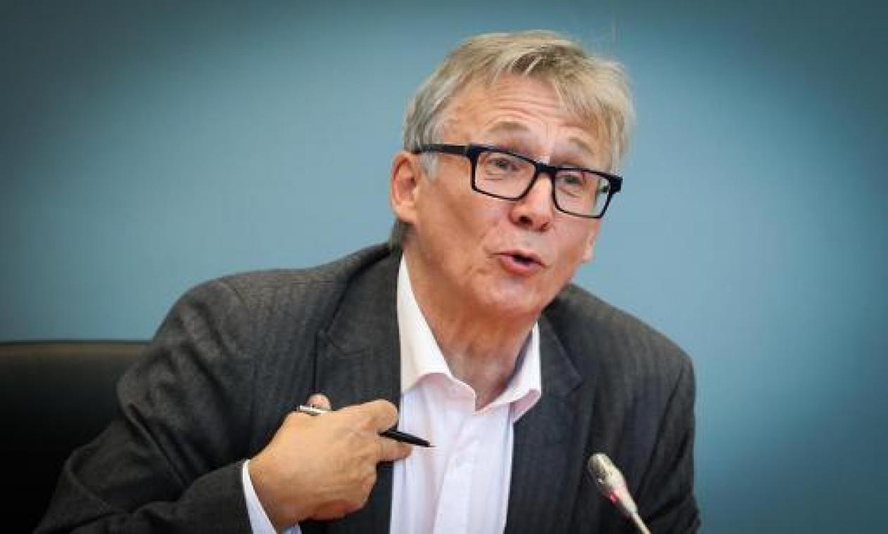 EMBARGO TOT 21 UUR - Huub Broers (Voerbelangen) geeft op 1 januari 2020 burgemeesterssjerp door aan Joris Gaens