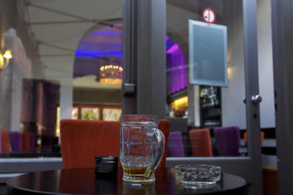 Nederland verbiedt rookruimtes in horeca