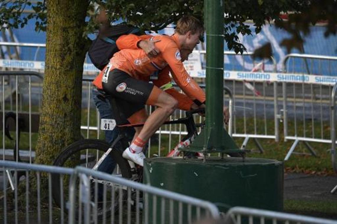 WK wielrennen - Gediskwalificeerde Eekhoff overweegt protest: "Dit gebeurt zo vaak"
