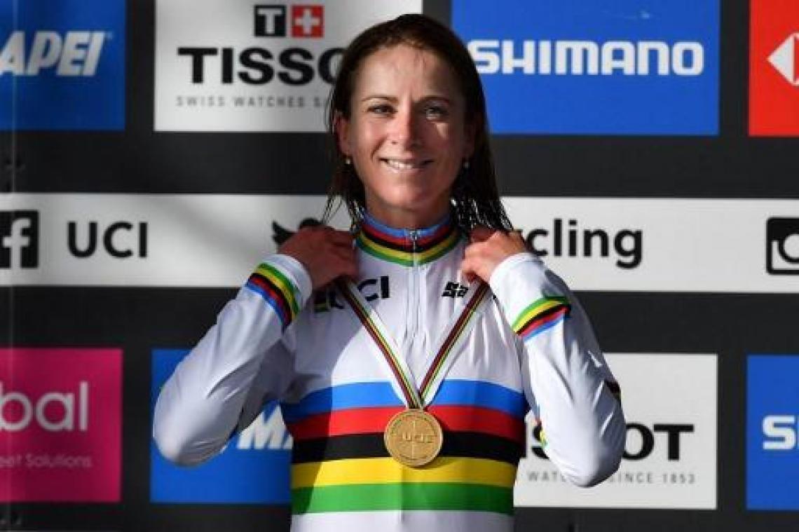 WK wielrennen - Van Vleuten rondt solo af: "Dit was nooit de bedoeling, maar ik ben heel blij"