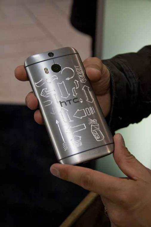 Graveur neemt HTC smartphones onder handen in Brussel-Centraal