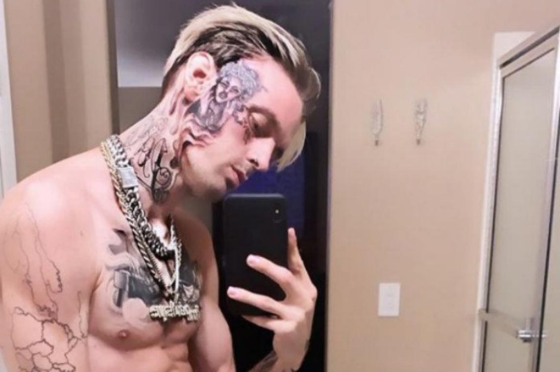 BIZAR. Aaron Carter zet gigantische tattoo van DEZE superster op zijn gezicht