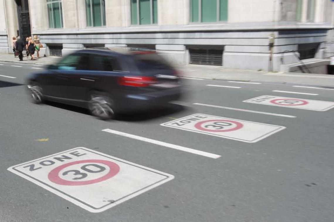 Helft Vlaamse automobilisten vindt dat snelheidslimiet met voeten getreden wordt in hun straat