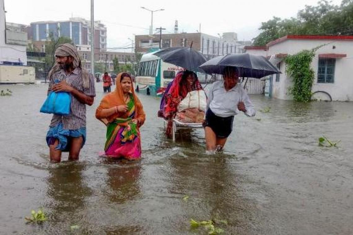 Bijna 100 doden bij overstromingen in noorden India