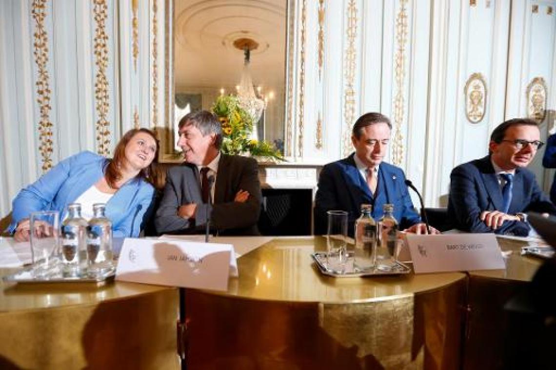 Afschaffing opkomstplicht en lijststem, grootste partij krijgt initiatief