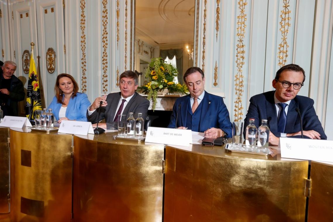 Regering Jambon-I schiet uit de startblokken. Reacties uit de oppositie.