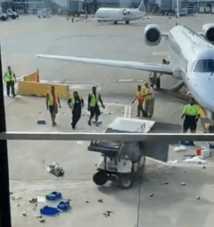 VIDEO. Karretje slaat op hol op luchthaven, maar deze held grijpt net op tijd in