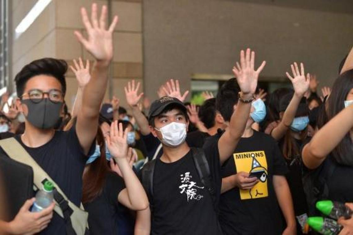 Duizenden boze betogers verzamelen zich in Hongkong nadat politie met scherp schiet