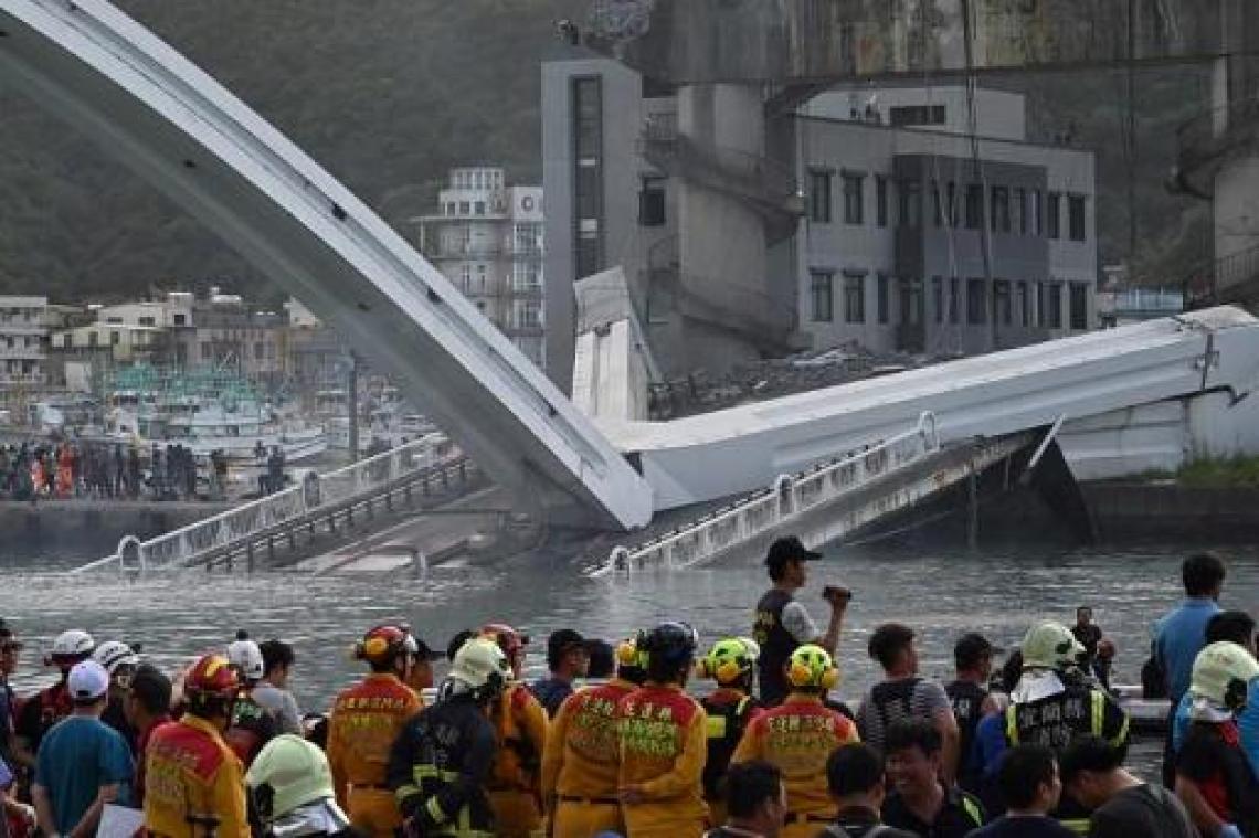 Zes doden na instorting brug in Taiwan