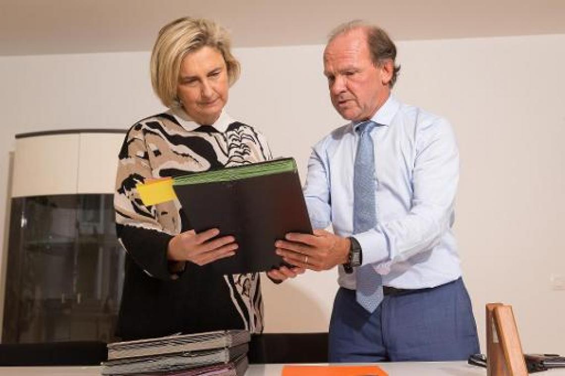 Muyters draagt de macht over aan Crevits