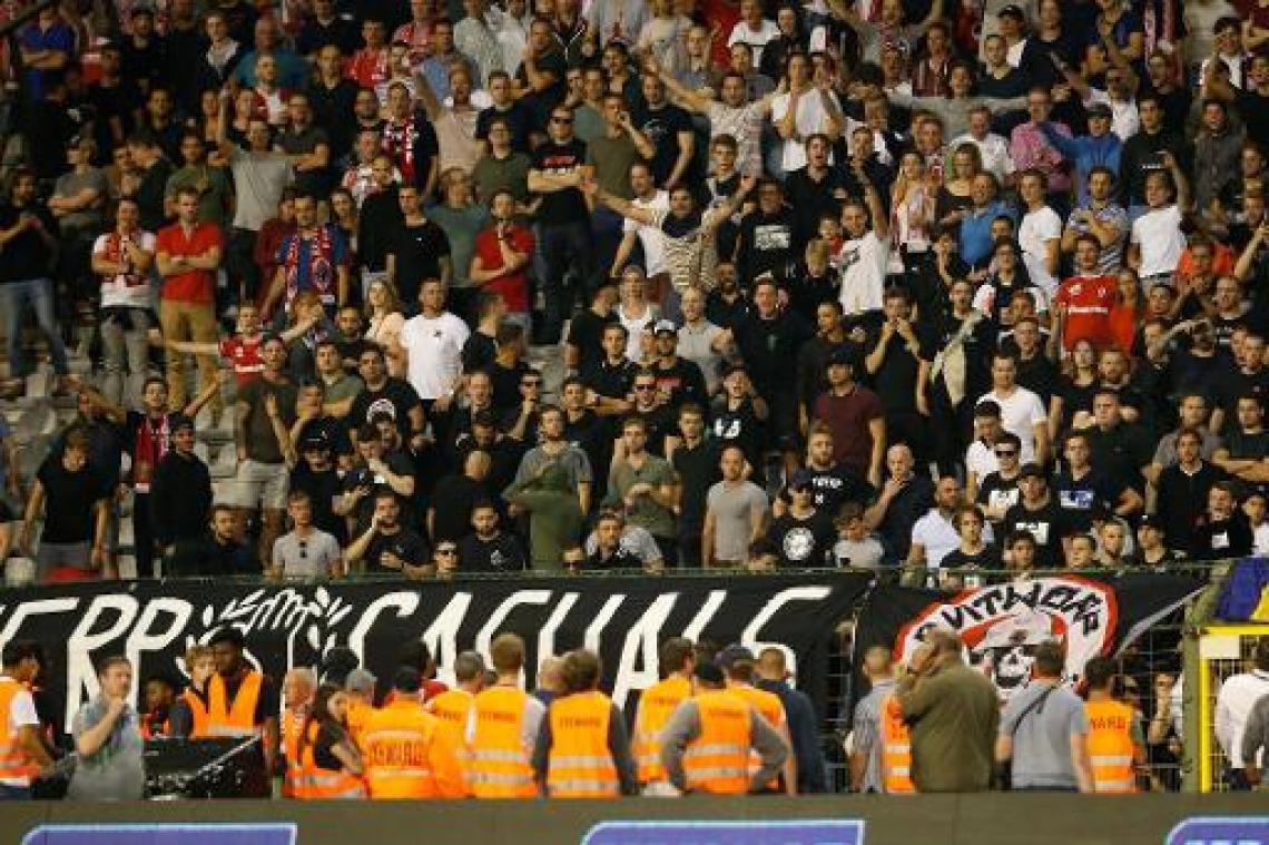 Antwerp onderneemt actie tegen supporters die voorwerpen op veld gooien