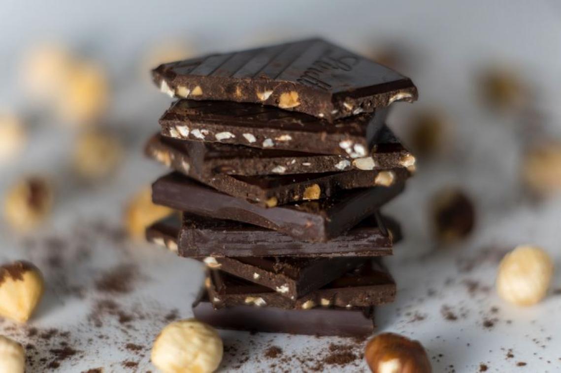 Donkere chocolade eten maakt de klant gelukkiger