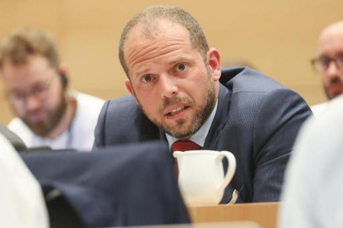 Francken klaagt opnieuw extra geld voor Fedasil aan