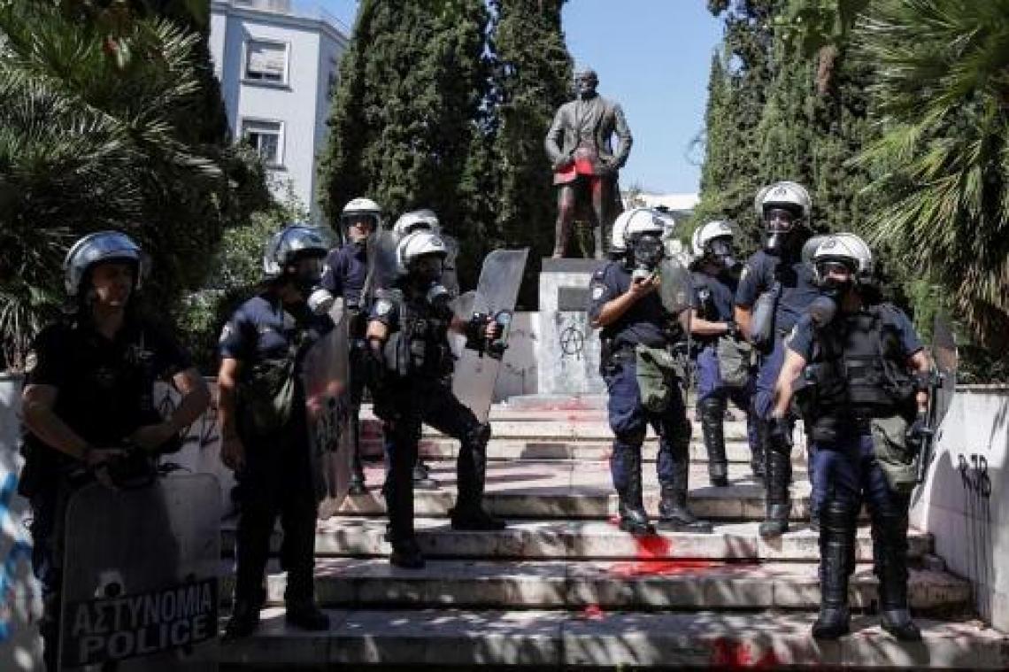 VS versterken militaire banden met Griekenland, protesten in Athene
