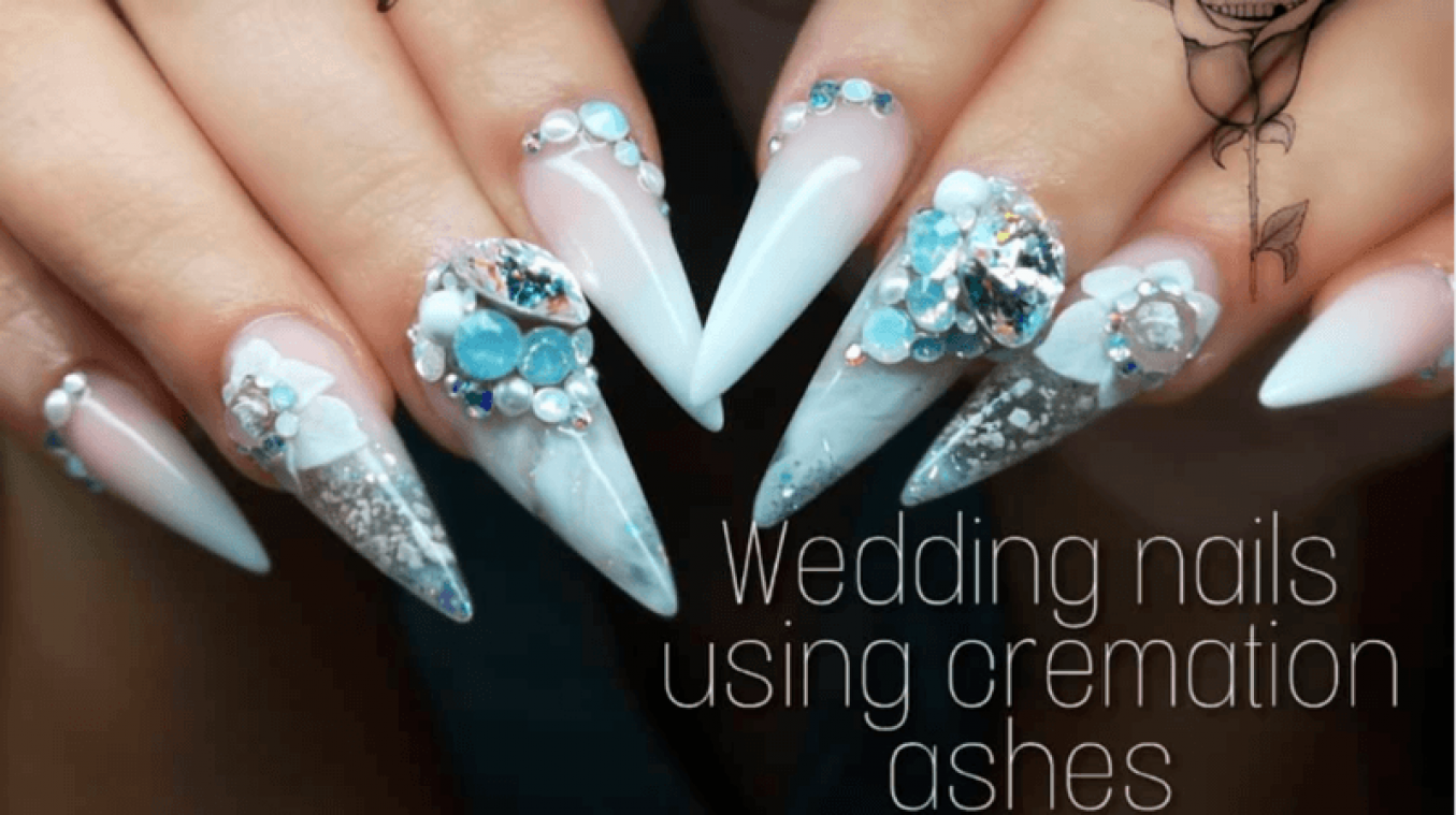 BIZAR. Bruid laat assen van vader verwerken in manicure