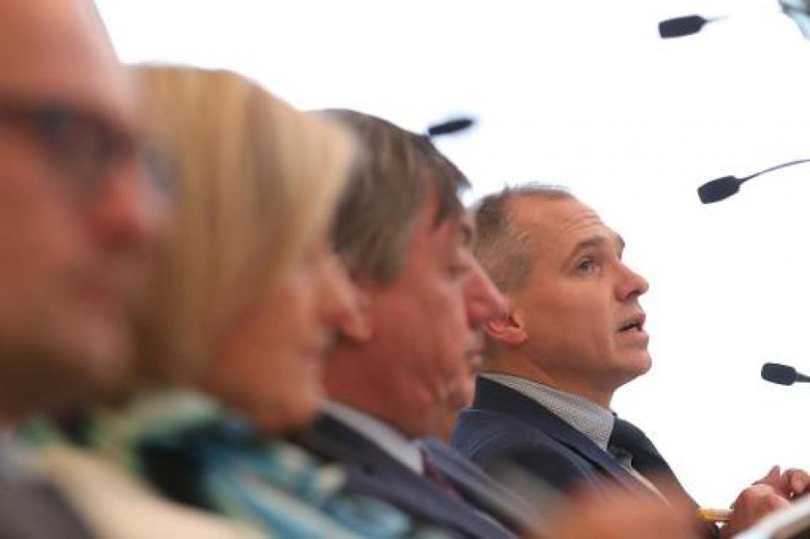 Regering wil het met 1.440 ambtenaren minder doen