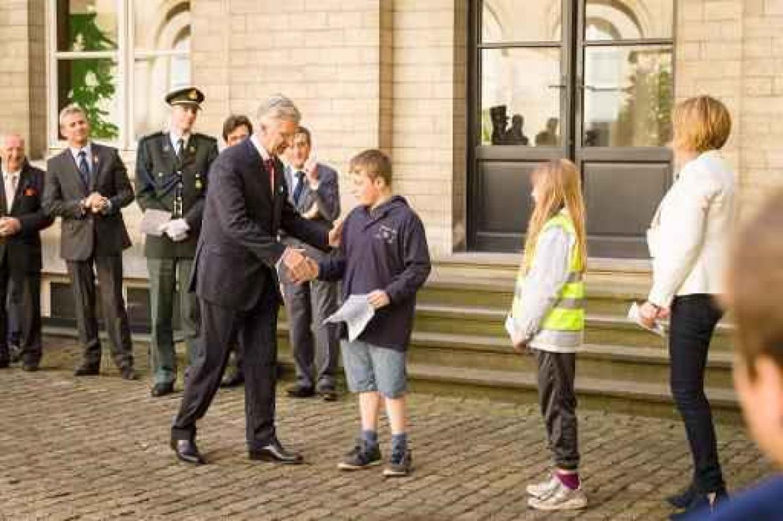 Koning Filip ontvangt fietsende kinderen op het Paleis