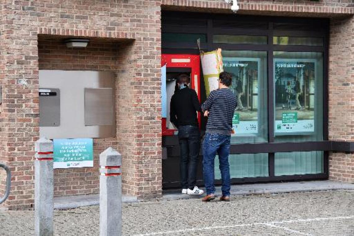 Ontmijningsdienst Dovo nog ter plaatse aan Fortis-kantoor in Kermt na plofkraak
