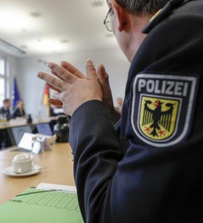 Huiszoekingen in Duitsland wegens extreemrechtse dreigbrieven