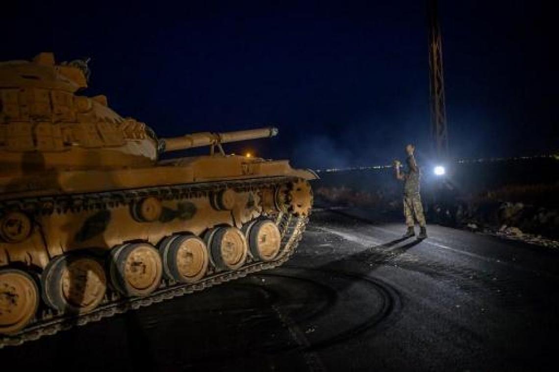 Geweld Syrië - Turkije stuurt nog meer pantsvoertuigen naar grens met Syrië