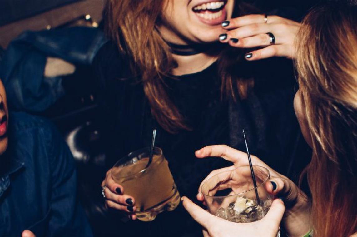 BIZAR. Veganiste dient klacht in tegen vrienden omdat ze DIT deden terwijl ze dronken was