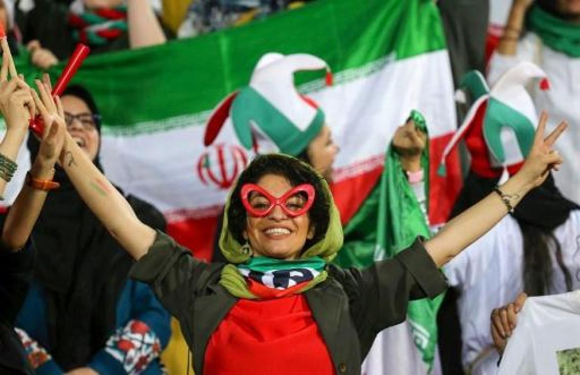 Vrouwen in Iran beleven eerste voetbalmatch in decennia in stadion