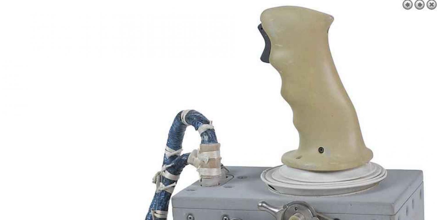 Joystick te koop die gebruikt is bij maanlanding