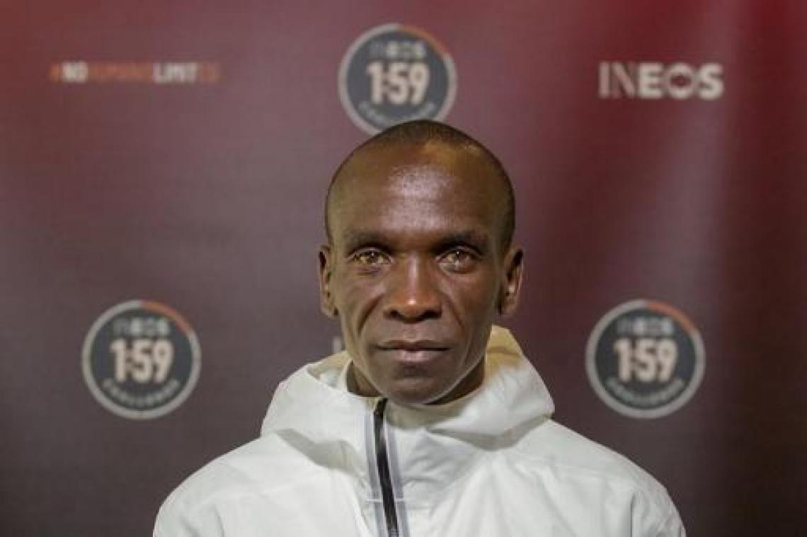 Eliud Kipchoge duikt als eerste onder 2 uur op de marathon