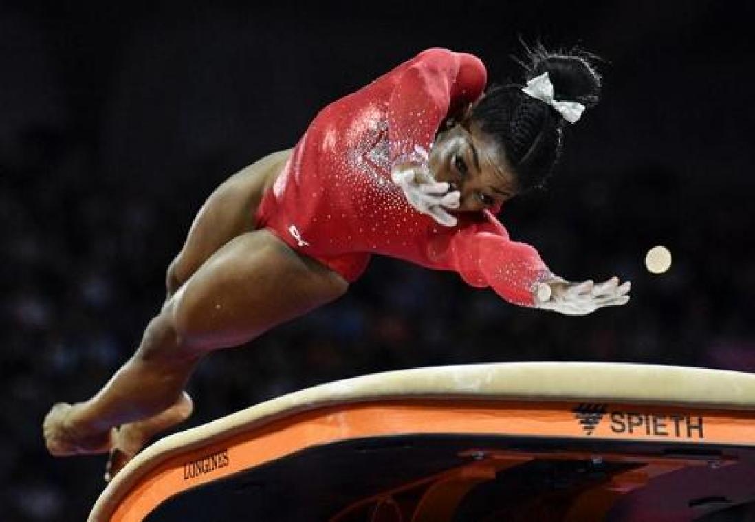 Simone Biles evenaart record met 23e medaille