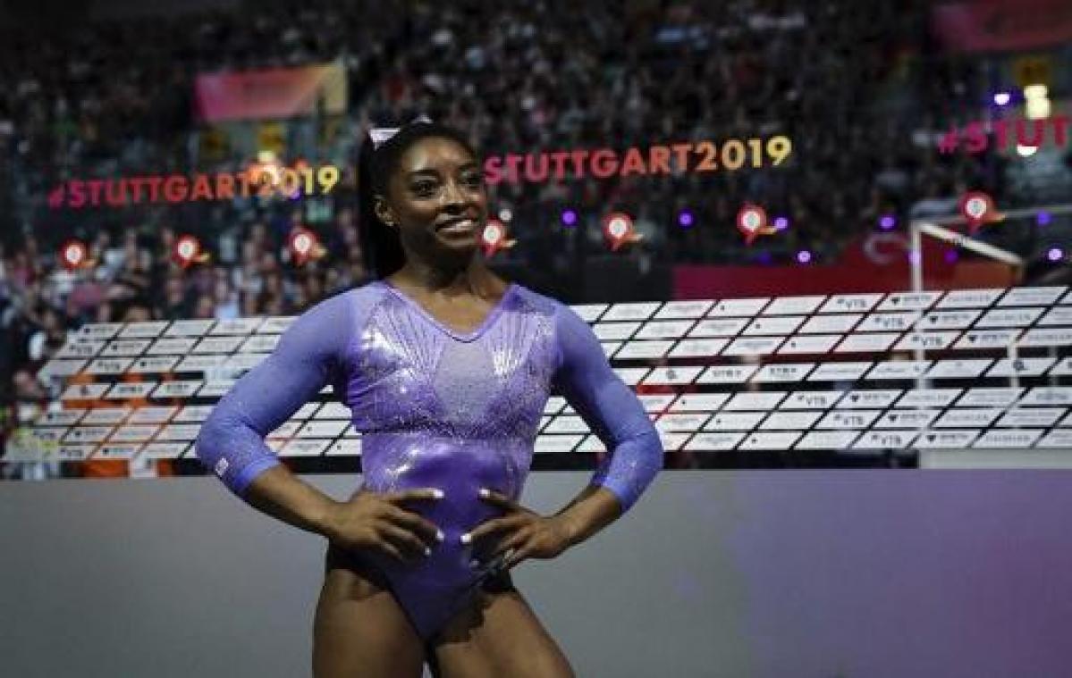 Simone Biles verovert wereldtitel op balk en heeft medaillerecord beet