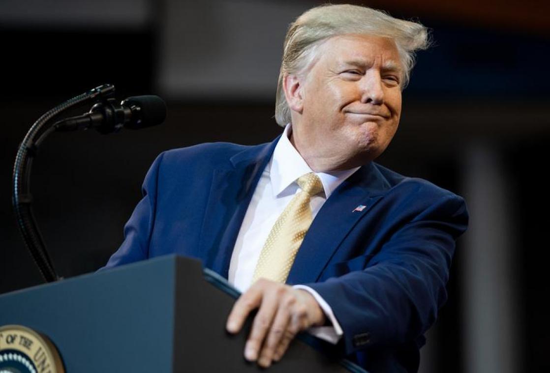 Video waarin valse Trump media neerschiet afgespeeld op conferentie