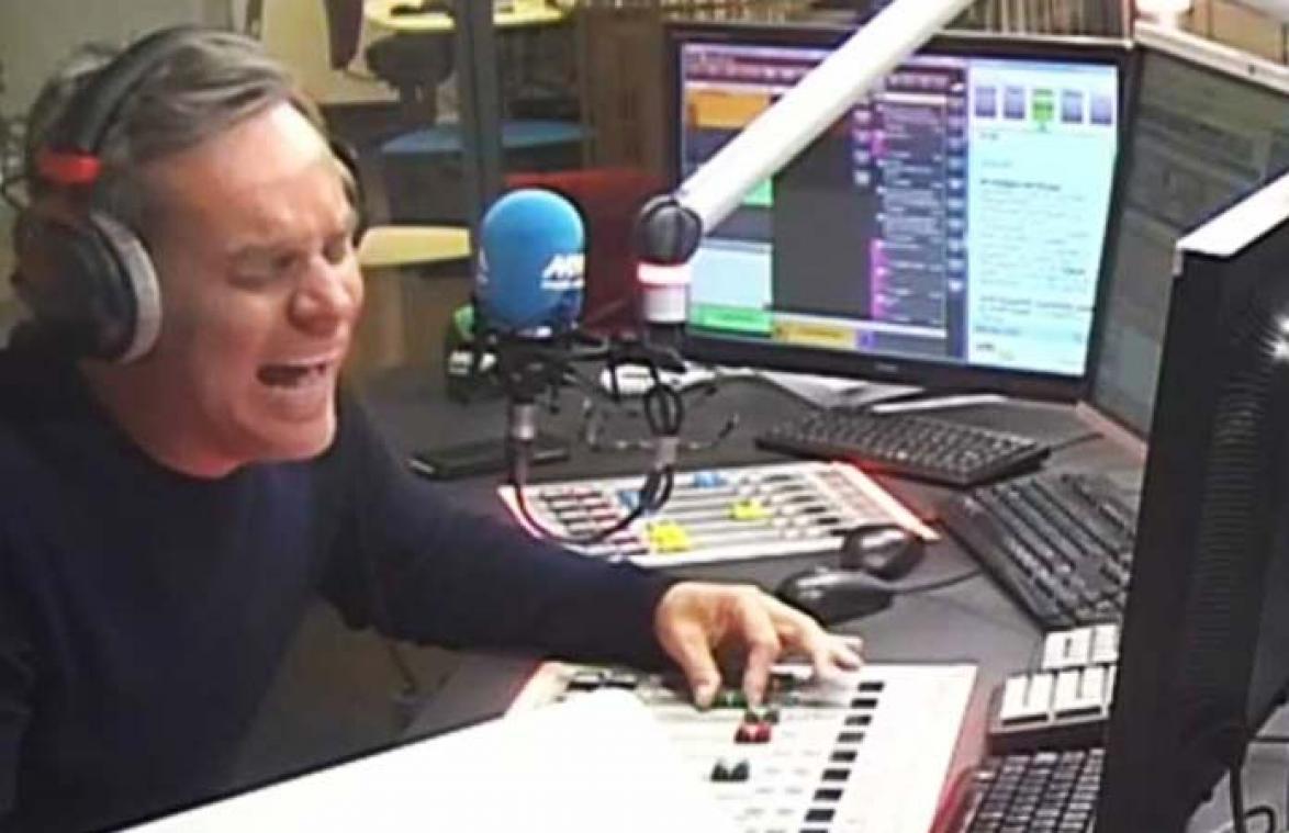 VIDEO. Peter Van de Veire krijgt slappe lach door grappige naam van beller