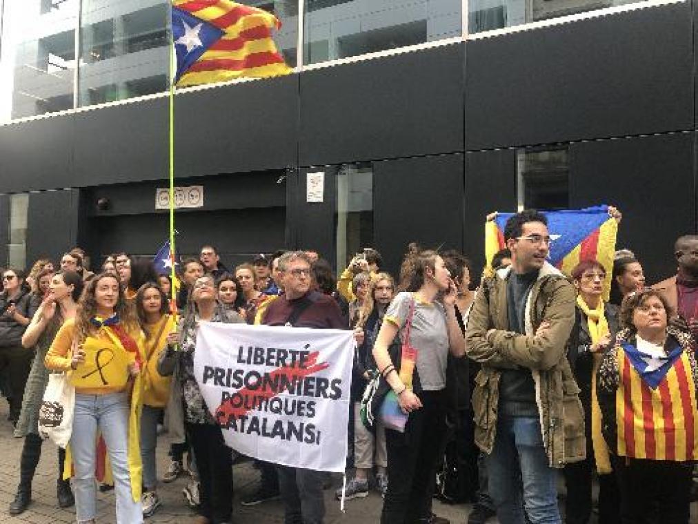 Catalanen betogen voor de Spaanse ambassade tegen veroordeling separatisten