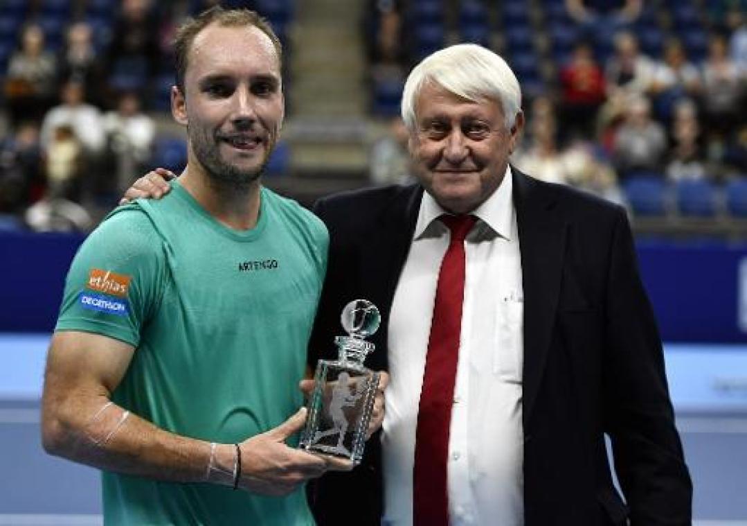 Steve Darcis in de bloemetjes gezet