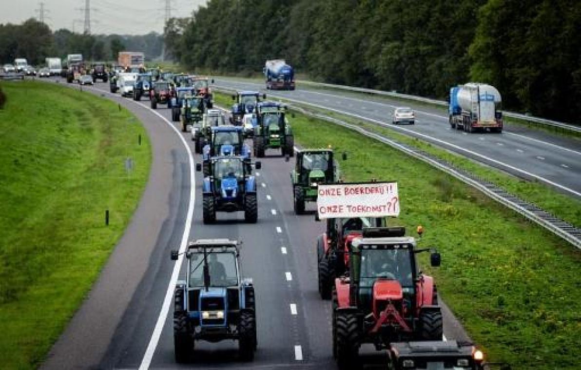 Nederlandse boeren stappen op snelweg uit tractor