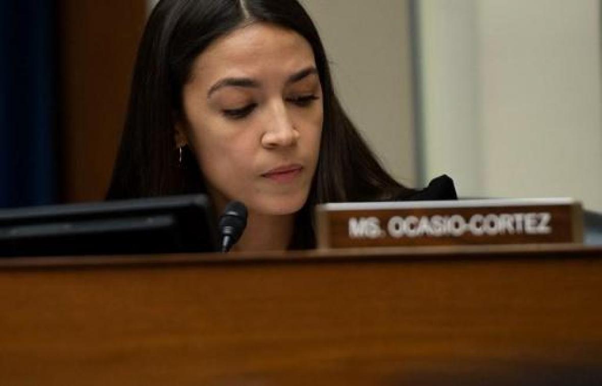 Alexandria Ocasio-Cortez schaart zich wellicht achter Bernie Sanders