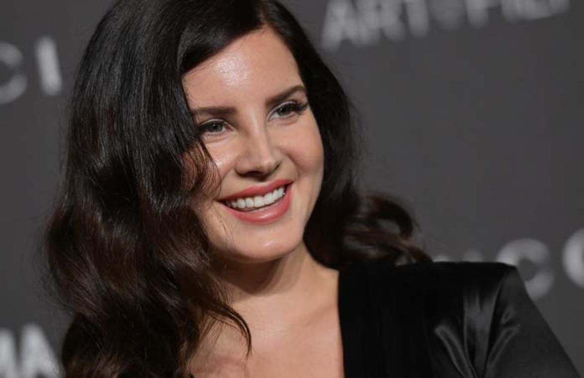 Lana Del Rey samen met politieagent: "Hij mag mij altijd fouilleren"