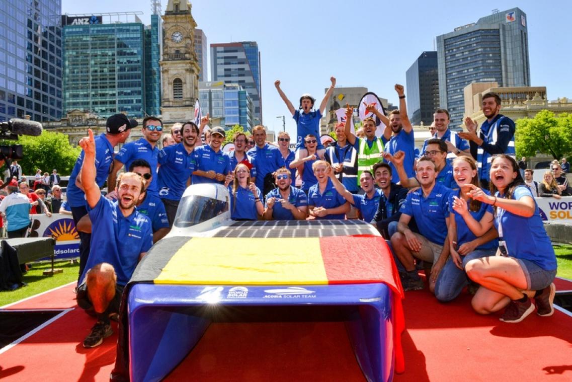 Leuvens team wint WK voor zonnewagens nadat Nederlandse concurrent in brand schiet