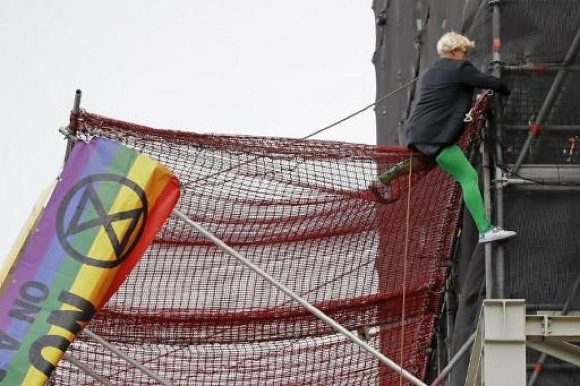 Politie pakt klimaatactivist op die verkleed als Boris Johnson Big Ben beklom