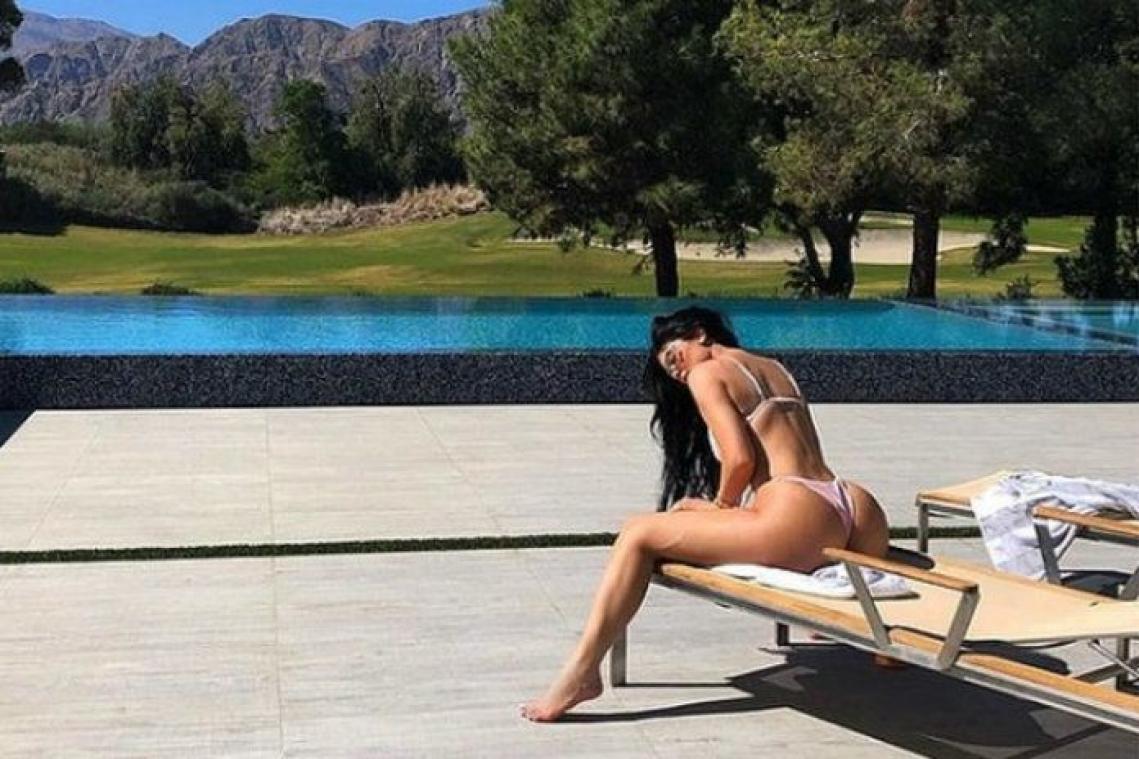 Kylie Jenner viert verjaardag van halfzus Kim  in stijl